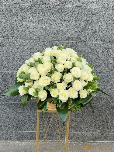 Корзина из белых роз